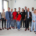 Die drei kolumbianischen Fachkräfte sind auf der Baustelle. Das Foto ist ein Gruppenbild mit Vertreter:innen des FIT for German Climate Businesses-Projekts, der Handwerkskammer Niederbayern-Oberpfalz, des Betriebs DEHN Instatec und natürlich mit den Fachkräften in der Mitte der Gruppe.